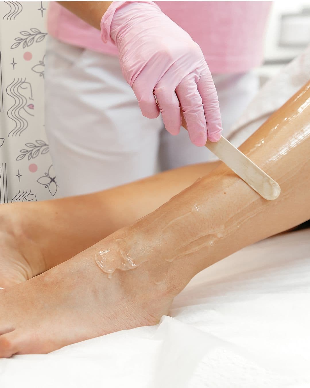 Stručna kozmetičarka tokom tretmana lica